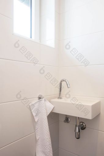 厕所。。。水槽室内白色浴室水<strong>龙头</strong>与白色墙白白色毛巾厕所。。。水槽室内白色浴室水<strong>龙头</strong>与白色墙