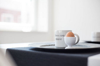 美味的和健康的早餐煮熟的鸡蛋和咖啡杯子白色背景与的文本<strong>爱你</strong>更多的特写镜头现代室内美味的和健康的早餐煮熟的鸡蛋和咖啡杯子白色背景与的文本<strong>爱你</strong>更多的特写镜头