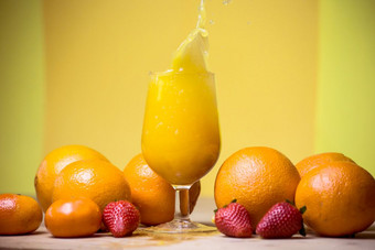 玻璃<strong>新鲜</strong>的橙色汁与<strong>新鲜</strong>的水果木表格健康的概念玻璃<strong>新鲜</strong>的橙色汁与<strong>新鲜</strong>的水果木表格
