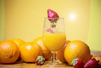 玻璃新鲜的橙色汁与新鲜的水果木表格健康的概念玻璃新鲜的橙色汁与新鲜的水果木表格