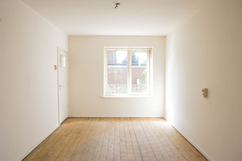 空白色房间与木木条镶花之地板地板上之前改造老空空白色房间与木木条镶花之地板地板上之前改造