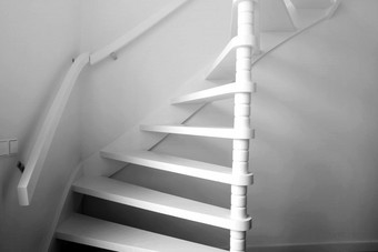 重影子楼梯黑色的和白色木楼梯现代设计特写镜头重影子楼梯黑色的和白色木楼梯现代设计