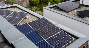 现代房子与太阳能面板的屋顶为替代能源特写镜头现代房子与太阳能面板的屋顶为替代能源