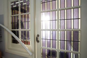 染色玻璃窗口和通过老房子室内古董设计色彩斑斓的染色玻璃窗口和通过老房子室内古董设计