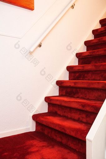 现代室内大理石楼梯与红色的地毯和白色墙现代室内大理石楼梯与红色的地毯