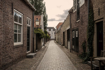 美丽的街与传统的荷兰体系结构的荷兰舒适的历史建筑美丽的街与传统的荷兰体系结构的荷兰