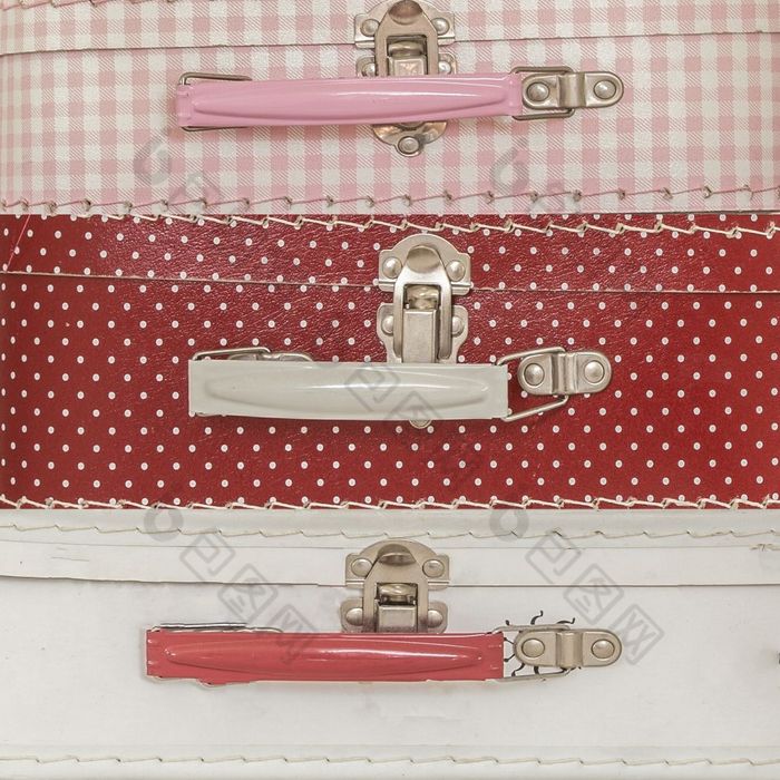 关闭图像粉红色的手提箱与波尔卡点在粉红色的背景纹理颜色关闭图像粉红色的手提箱与波尔卡点在粉红色的背景纹理