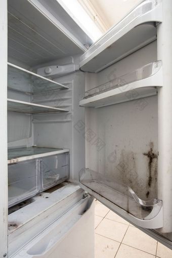老使用脏冰箱与模具岁的垃圾的厨房老使用脏冰箱与模具岁的垃圾