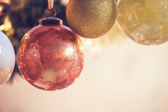 装饰圣诞节树模糊闪闪发光的和仙女背景圣诞节球装饰冬天假期装饰圣诞节树模糊闪闪发光的和仙女背景圣诞节球装饰