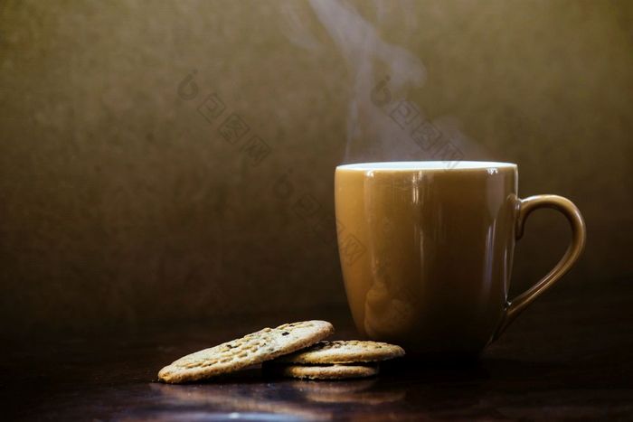 咖啡杯与巧克力饼干黑暗木背景完美的美味的早餐热咖啡杯与巧克力饼干黑暗木背景完美的美味的早餐