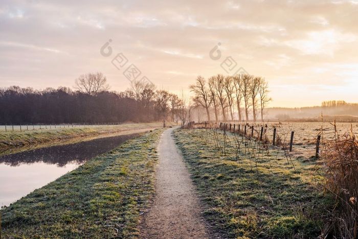 神奇的平静河与新鲜的草的日落美丽的绿色冬天景观冷一天的早....的荷兰美神奇的平静河与新鲜的草的日落美丽的绿色冬天景观冷一天的早....的荷兰