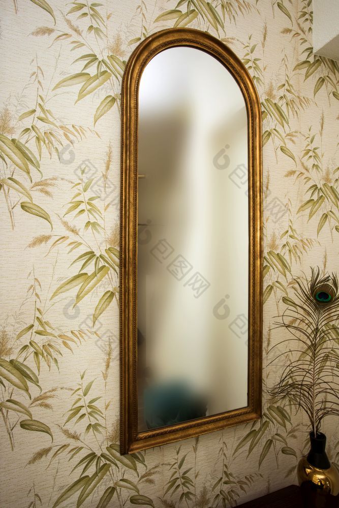 长古董镜子墙与壁纸和孔雀羽毛古董复古的设计特写镜头长古董镜子墙与壁纸和孔雀羽毛古董复古的设计
