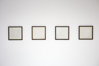 空白黑色的图片框架模板为的地方图像文本内部的白色墙行特写镜头空白黑色的图片框架模板为的地方图像文本内部的白色墙行