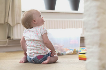 婴儿玩独自一人与玩具地毯的地板<strong>上首页</strong>混乱的婴儿玩独自一人与玩具地毯的地板<strong>上首页</strong>