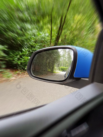 一边视图镜子反射双车道绕组路森林美丽的绿色自然特写镜头一边视图镜子反射双车道绕组路森林美丽的绿色自然