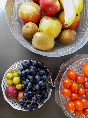 健康的和新鲜的各种各样的水果碗的表格前视图葡萄苹果香蕉健康的生活方式色彩斑斓的健康的和新鲜的各种各样的水果碗的表格前视图葡萄苹果香蕉健康的生活方式