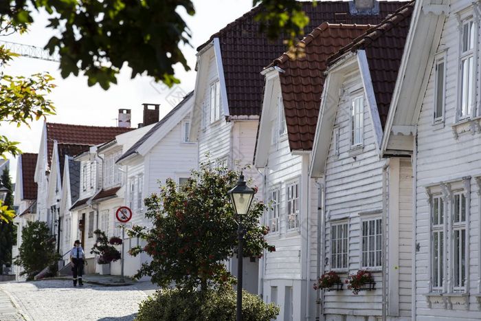 老斯塔万格小镇挪威9月传统的白色房子特写镜头老斯塔万格小镇挪威9月传统的白色房子