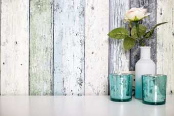 一个色彩斑斓的花白色花瓶对木墙与蓝色的装饰空间为文本一个色彩斑斓的花白色花瓶对木墙与蓝色的装饰