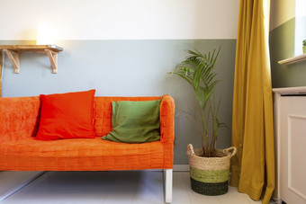 现代房间与黄色的窗帘和橙色沙发色彩斑斓的斯堪的那维亚设计复古的现代房间与黄色的窗帘和橙色沙发色彩斑斓的斯堪的那维亚设计