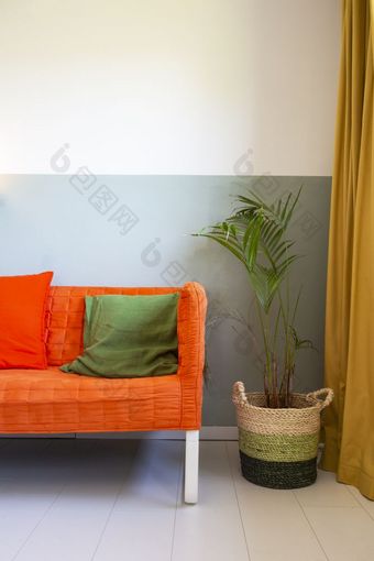 现代房间与黄色的窗帘和橙色沙发色彩斑斓的斯堪的那维亚设计复古的现代房间与黄色的窗帘和橙色沙发色彩斑斓的斯堪的那维亚设计