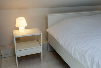 晚上光灯下一个床上的卧室白色木地板上和床上现代设计清洁晚上光灯下一个床上的卧室白色木地板上和床上现代设计