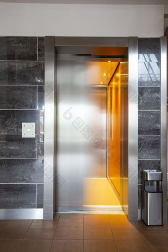 建筑<strong>电梯</strong>与移动通过公寓复杂的奢侈品银建筑<strong>电梯</strong>与移动通过公寓复杂的奢侈品
