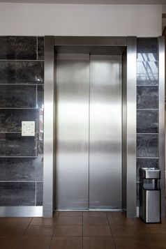 建筑电梯与关闭通过公寓复杂的奢侈品银建筑电梯与关闭通过公寓复杂的奢侈品