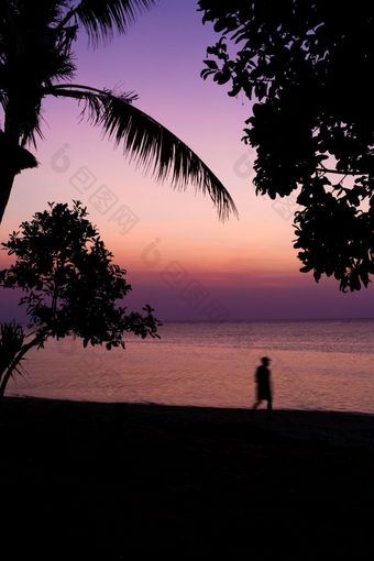 美丽的日落与棕榈树轮廓和海洋巴厘岛粉红色的和紫色的颜色景观自然人徒步旅行美丽的日落与棕榈树轮廓和海洋巴厘岛粉红色的和紫色的颜色景观人徒步旅行