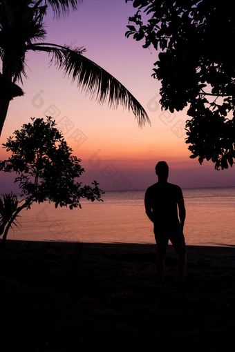 美丽的日落与棕榈树轮廓和海洋巴厘岛粉红色的和紫色的颜色景观自然看视图美丽的日落与棕榈树轮廓和海洋巴厘岛粉红色的和紫色的颜色景观人看视图