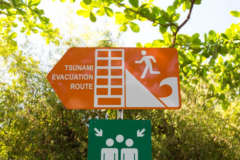 海啸roadsign指出对的斯图纳米疏散路线逃避砰砰砰印尼巴厘岛橙色海啸roadsign指出对的斯图纳米疏散路线逃避砰砰砰印尼巴厘岛