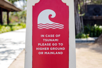 海啸roadsign指出对的斯图纳米疏散路线逃避砰砰砰印尼巴厘岛红色的海啸roadsign指出对的斯图纳米疏散路线逃避砰砰砰印尼巴厘岛