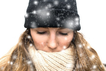 女人的雪与冬天穿包装冬天帽和围巾看冷孤立的白色背景特写镜头女人的雪与冬天穿包装冬天帽和围巾看冷孤立的白色背景