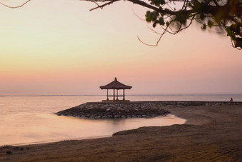 景观巴厘岛<strong>色彩</strong>斑斓的日出的海滩Sanur与休息小屋和粉红色的橙色天空印尼美<strong>色彩</strong>斑斓的景观巴厘岛<strong>色彩</strong>斑斓的日出的海滩Sanur与休息小屋和粉红色的橙色天空印尼美