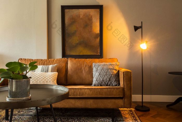 室内现代生活房间与棕色（的）沙发和空白绘画优雅的复古的设计与棕色（的）沙发色彩斑斓的室内现代生活房间与棕色（的）沙发和空白绘画优雅的复古的设计与棕色（的）沙发