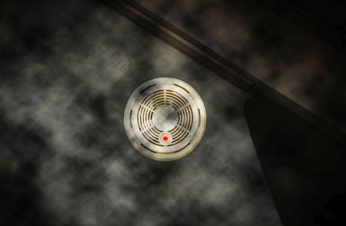 烟探测器的墙与红色的警告光传感器和烟火概念房子火黑暗烟探测器的墙与红色的警告光传感器和烟火概念房子火