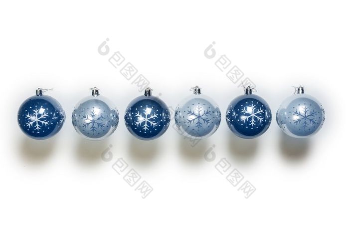 电蓝色的圣诞节球孤立的白色背景复古的现代圣诞节装饰特写镜头冰颜色电蓝色的圣诞节球孤立的白色背景复古的现代圣诞节装饰