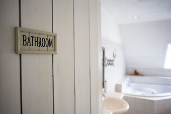 特写镜头浴室通过与标志浴室浅深度场模糊背景白色颜色现代特写镜头浴室通过与标志浴室浅深度场模糊背景白色颜色