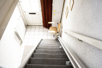 自动楼梯电梯楼梯采取上了年纪的人和禁用人和下来房子特写镜头自动楼梯电梯楼梯采取上了年纪的人和禁用人和下来房子