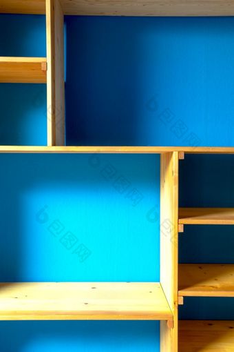 木存储货架上与蓝色的墙背景现代室内首页关闭木存储货架上与蓝色的墙背景现代室内首页