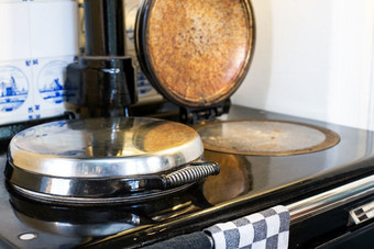 古董厨房木炉子古董设计特写镜头铁炉子复古的室内古董厨房木炉子古董设计特写镜头铁炉子