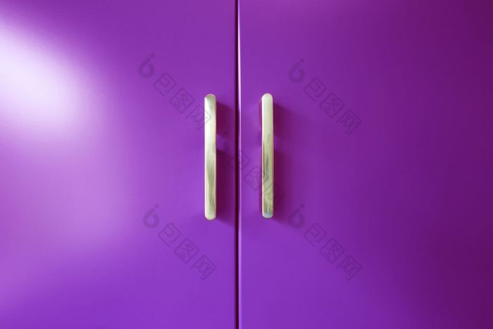 色彩斑斓的紫色的木衣橱门背景纹理现代设计复古的特写镜头色彩斑斓的紫色的木衣橱门背景纹理现代设计复古的