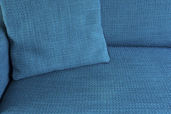 蓝色的织物纺织特写镜头背景纹理与枕头现代颜色室内蓝色的织物纺织特写镜头背景纹理与枕头现代颜色