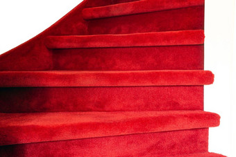 红色的地毯白色木楼梯首页特写镜头奢侈品现代室内色彩斑斓的红色的地毯白色木楼梯首页特写镜头奢侈品现代室内