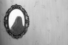 的反射女人古董金镜子的古董室内老模式壁纸背景空间为文本黑色的和白色的反射女人古董金镜子的古董室内老模式壁纸背景