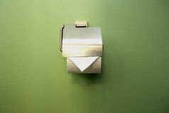 特写镜头厕所。。。卷持有人浴室附近绿色墙特写镜头特写镜头厕所。。。卷持有人浴室附近绿色墙