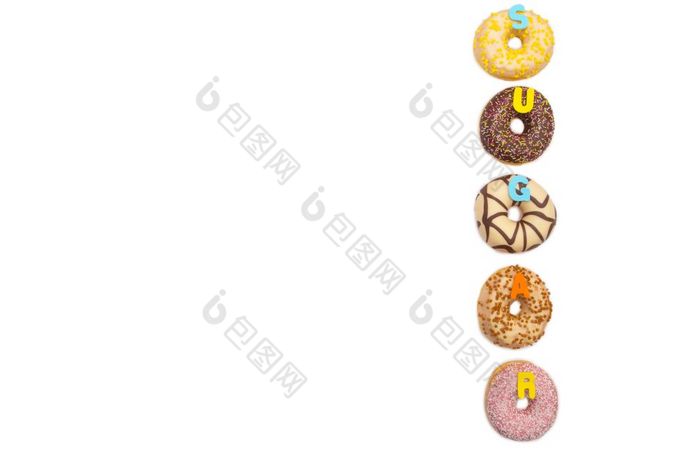 各种各样的彩色的美味的甜甜圈白色背景与的词糖空间为文本快餐甜蜜的概念各种各样的彩色的美味的甜甜圈白色背景与的词糖空间为文本