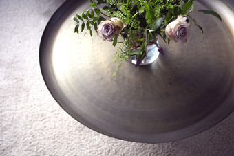 银托盘与紫色的玫瑰花瓶表格对奢侈品地毯前视图美丽的装饰室内特写镜头银托盘与紫色的玫瑰花瓶表格对奢侈品地毯前视图美丽的装饰室内