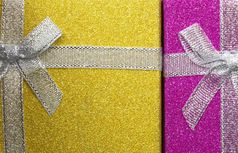闪闪发光的礼物盒子现在与弓丝带魔法背景与闪光的复制空间为问候文本粉红色的和黄色的特写镜头闪闪发光的礼物盒子现在与弓丝带魔法背景与闪光的复制空间为问候文本粉红色的和黄色的
