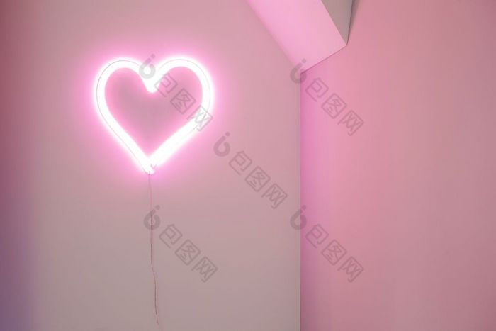 粉红色的心霓虹灯光墙现代室内复古的设计情人节概念特写镜头粉红色的心霓虹灯光墙现代室内复古的设计情人节概念