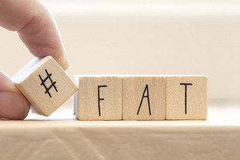 木多维数据集与标签和的词脂肪社会媒体和健康概念背景木多维数据集与标签和的词脂肪社会媒体和健康概念